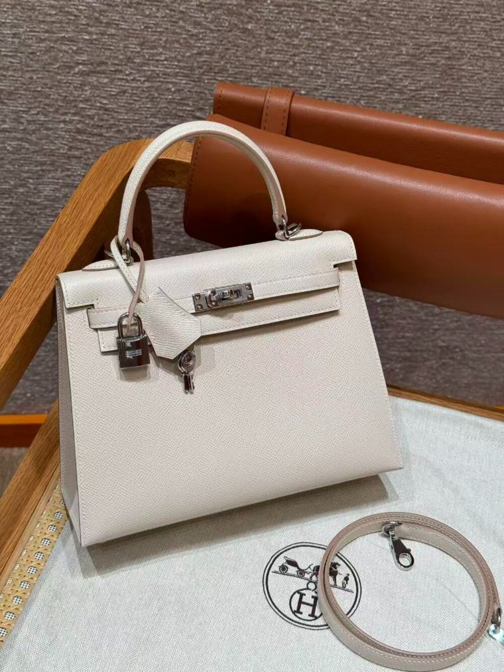 Classic Hermes Bag: A Stylish and Versatile Choice for Elegance